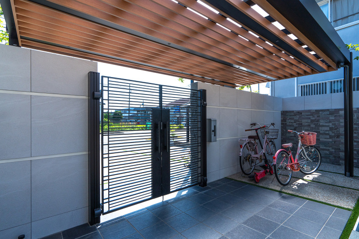 エクステリアリフォームにより、エントランスルーフと一体化させた自転車置き場。<br />
自転車が飾られているかのような美しいライティングとなっています。