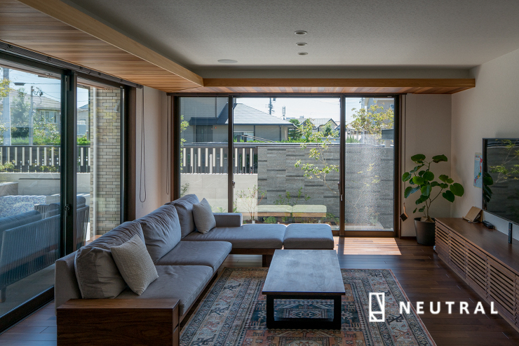 昼間はカーテンを開けて過ごしても外からの視線が気になりません。