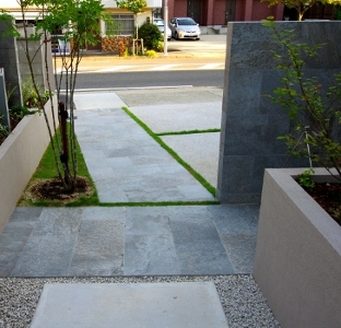 オールステンレスのポストが輝く。