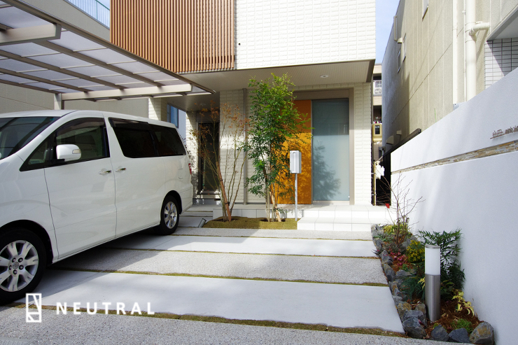 狭小地に広がりを演出する手段として、植栽も重要な要素です。直線を植栽で崩すバランスが重要。