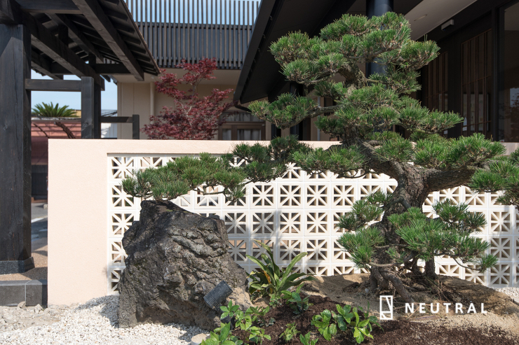 温泉旅館の和風の坪庭や前庭、エントランス...