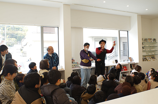 広島・呉・東広島の一般住宅・店舗・工場・オフィスなどの設計・施工・リフォームのことならイッコー建築事務所へ　うみとやまと 2月23日　サコPマジックショー  セレクト雑貨、手作りジェラート、ドリンクの販売