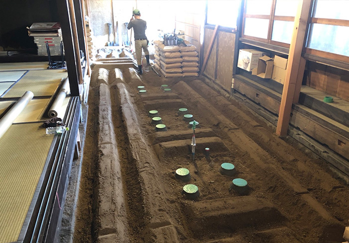 広島大学 スマート町屋プロジェクト土間に三和土（たたき）を施工するワークショップ