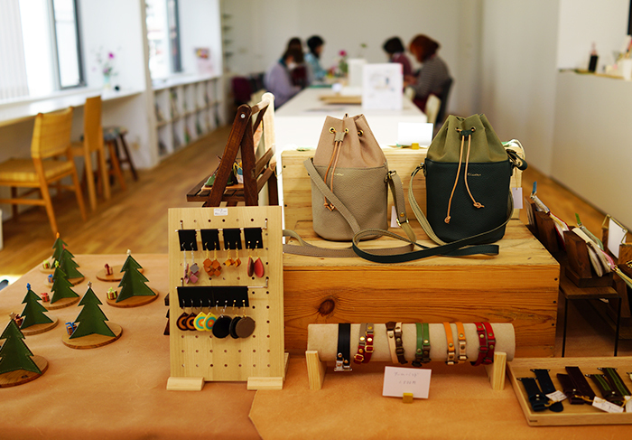 うみとやまと DCLeather 革のツリー、ブローチWorkshop