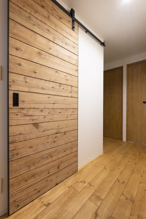 [after] 吊金具が特徴的なバーンドア