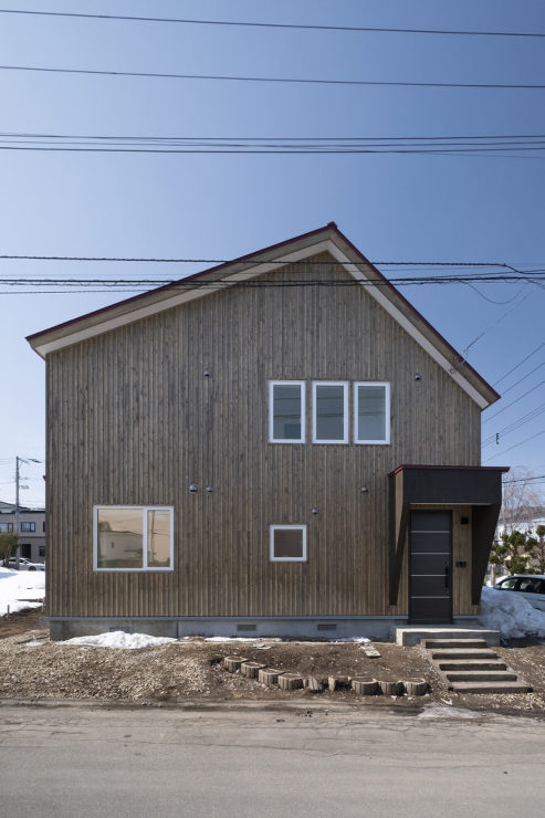 [after] 右側屋根勾配は既存のまま、左側屋根をゆるい勾配に変更しました。