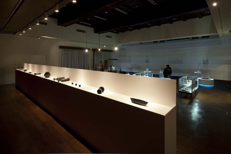 白い砂が入れられた展示台
