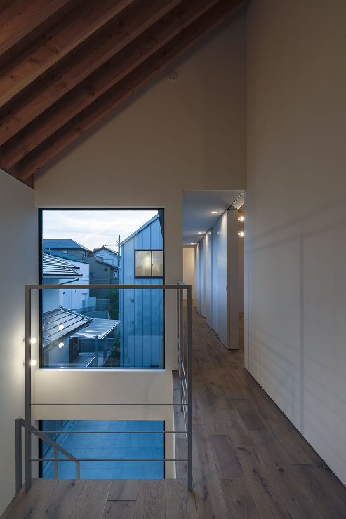 廊下夕景｜千里山西の家｜北摂のデザイン住宅　設計｜建築家　奥和田健