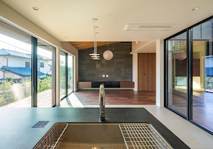 キッチンからリビングを見る