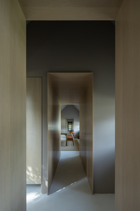 Riverside Retreat Ho...