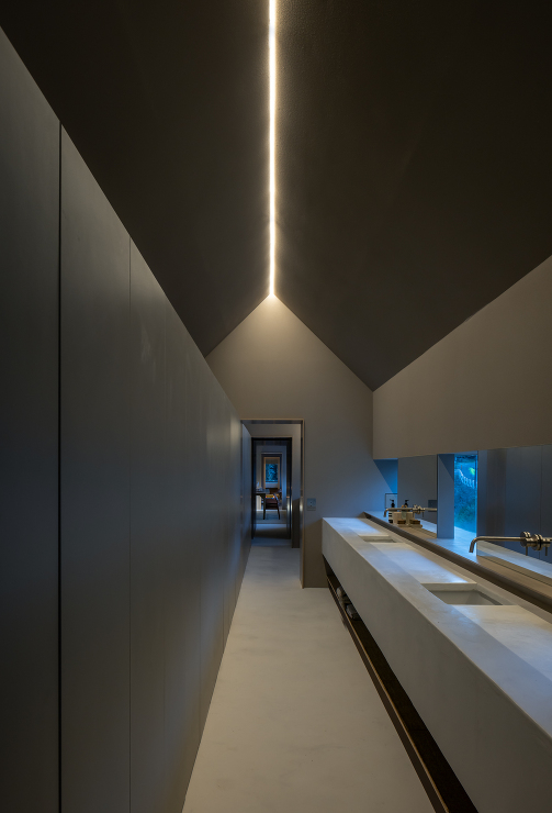 Riverside Retreat Ho...