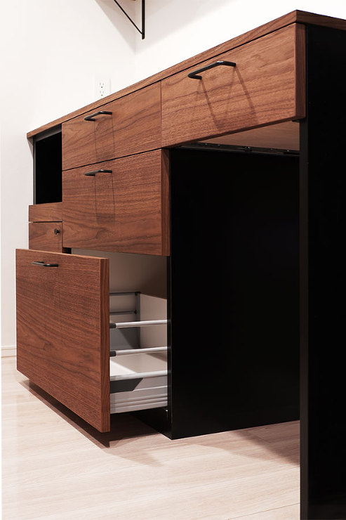 ウォルナットのキッチン収納03 ? クラ...