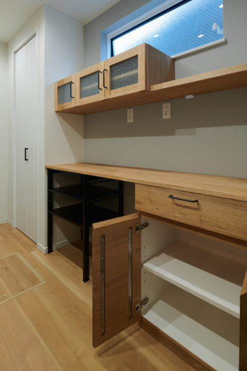 胡桃とカットガラスのカップボード ? ク...