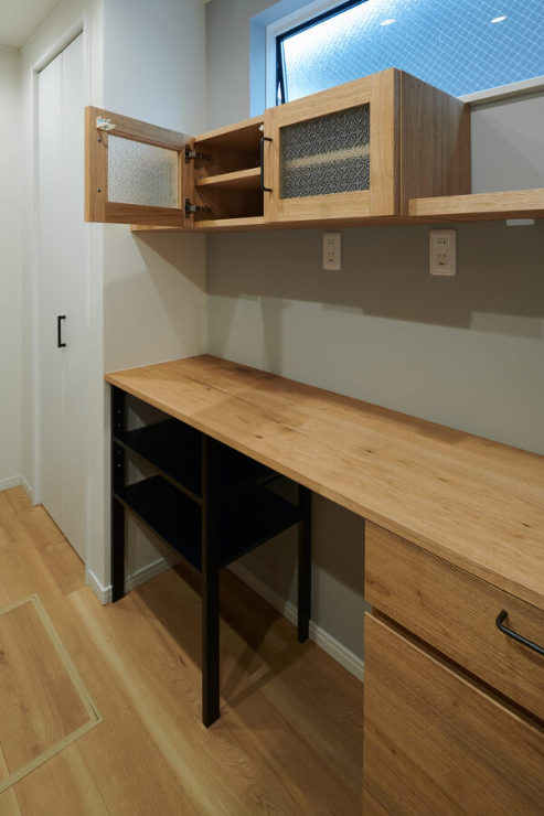 胡桃とカットガラスのカップボード ? ク...