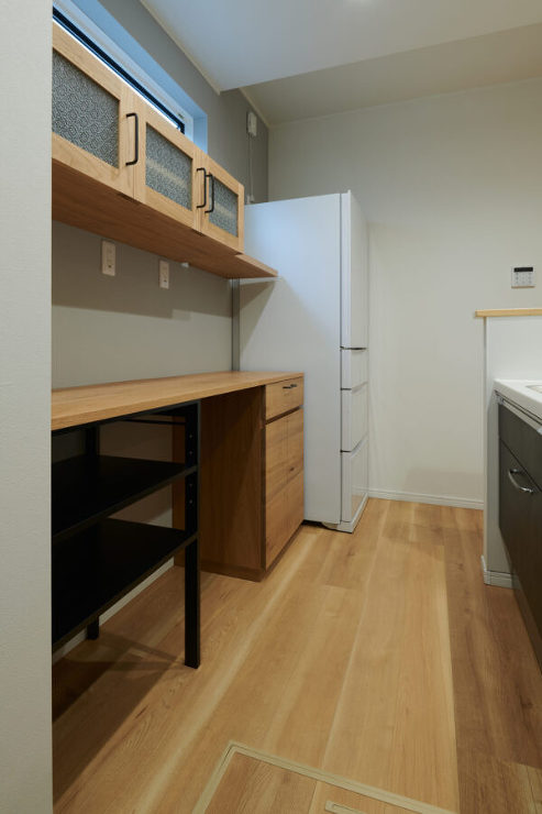 胡桃とカットガラスのカップボード ? ク...