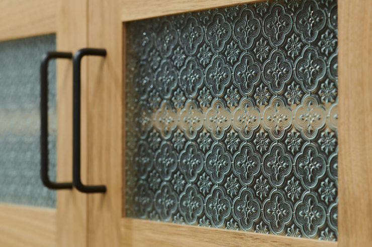 胡桃とカットガラスのカップボード ? ク...