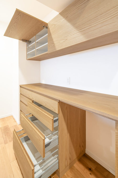 オークのキッチンカウンターとカップボード...