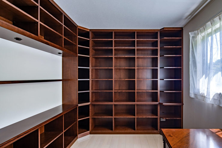 壁面と一体化した書斎本棚 ? クラフトワ...