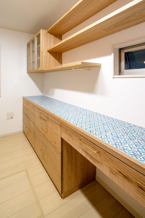 クルミと磁器タイルカウンターのカップボー...