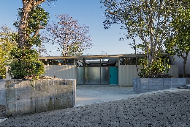 落ち着いた色合いの中にビビットな玄関ﾄﾞｱが特徴的。