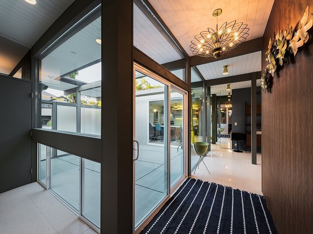 建物の玄関は室内と同じレベル。