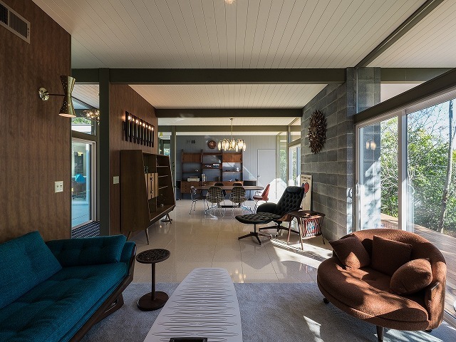 ヴィンテージ家具とのコーディネートが一段とエキゾチックな雰囲気を感じさせる。