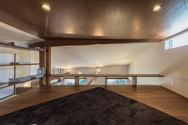 ロフトの天井高は法規制もあり1400。その上のスペースは熱だまりとなって熱を室内に伝えない役割を果たす。