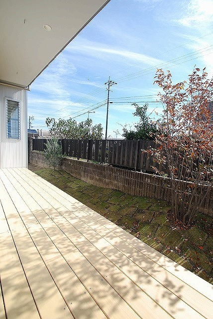 室内からも芝が見えるように山にした植栽。