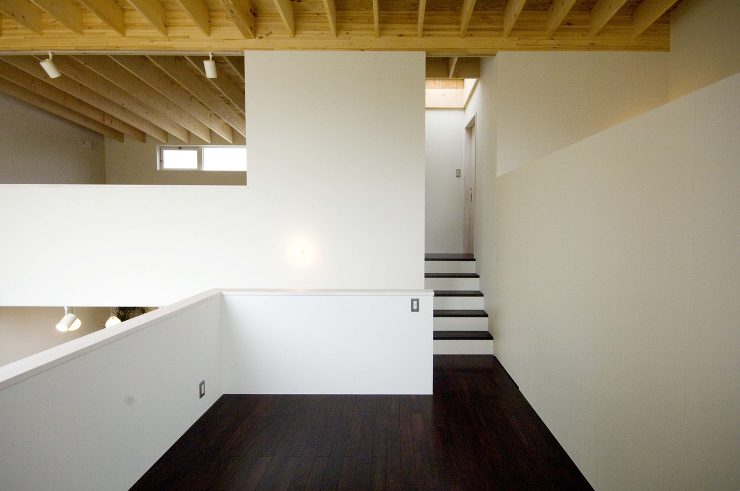 バイクガレージのあるスキップフロアの家 ...