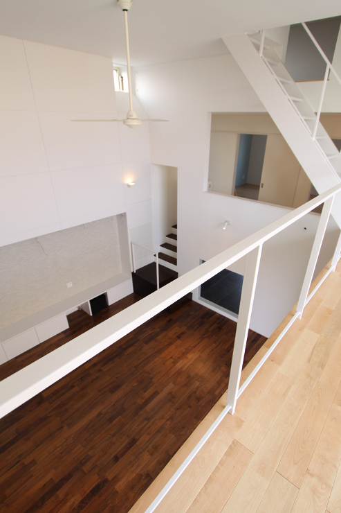 ガレージのあるリビングテラスハウス - ...