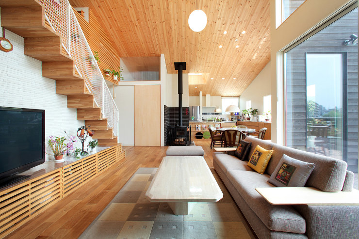 暖炉を囲んで暮らす家 - 東北の新築注文...