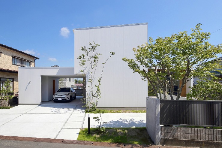 庭を囲むL型の家