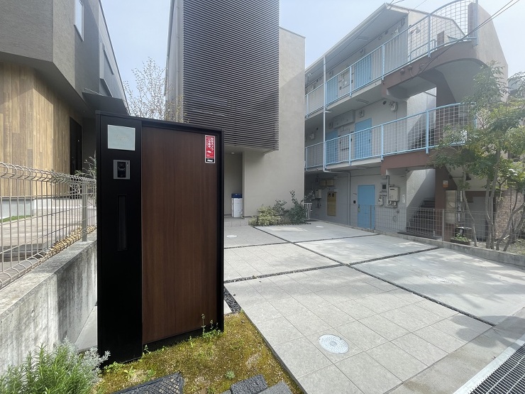 吹田市のガレージリフォームの工事前の様子ですカーポートをつけるというのが一番大きなご希望ですが間口いっぱいのガレージとカーポートにするご提案としました