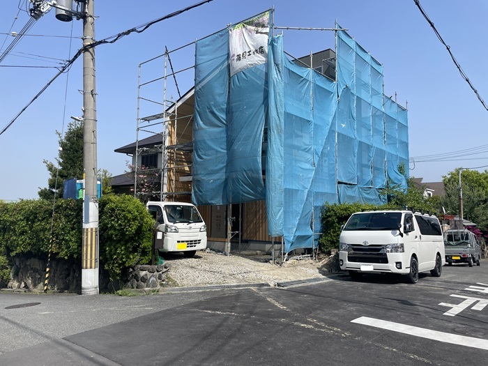 生け垣の一部を撤去したところを玄関ガレージとする新しい建物が建設されていきます