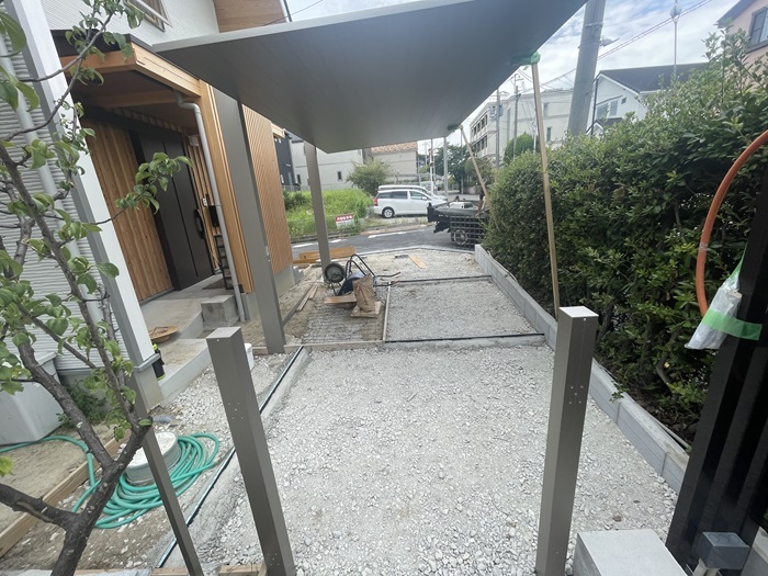 ガレージ土間を施工する前に転圧や配筋を行います。カーポートはリクシルの大人気カーポートＳＣ丁寧に正しく施工を進めていきます