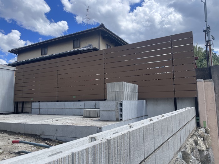 隣地の間は樹脂木で少し背を高くした目かくしフェンスをつけています。建物の開口の正面にあたる部分ですので目線を切ってすっきりとしたモダンなお庭にぴったりです