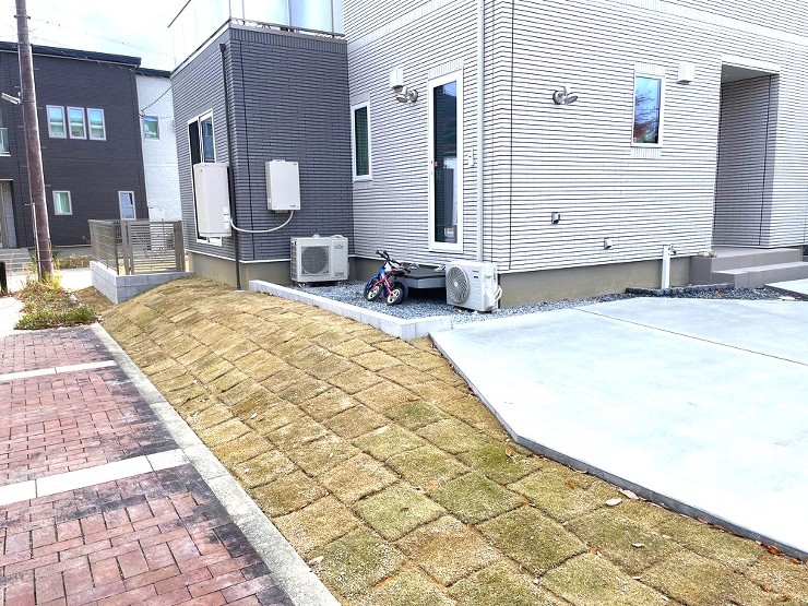 大阪箕面市のシンプル外構通りに面した敷地の余白を芝生で整えました