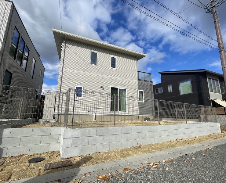 大阪箕面市のシンプル外構お庭側もブロックを積みフェンスで仕上げました