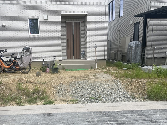 大阪箕面市のシンプルなエクステリア施工前の玄関前の様子　目隠し壁がないのでドアの中が気になります