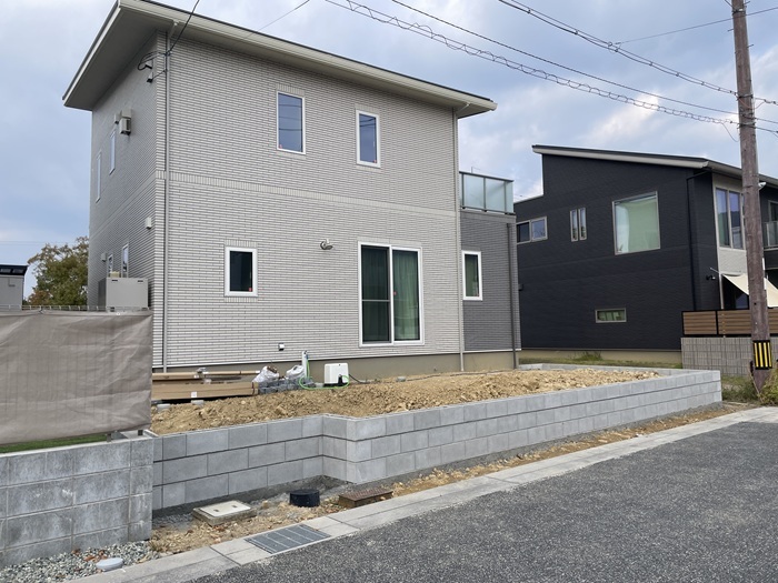 大阪箕面市のシンプルなエクステリアお庭側の施工途中の様子です高さレベルを整えブロックを馬目地で積んでスマートにしています