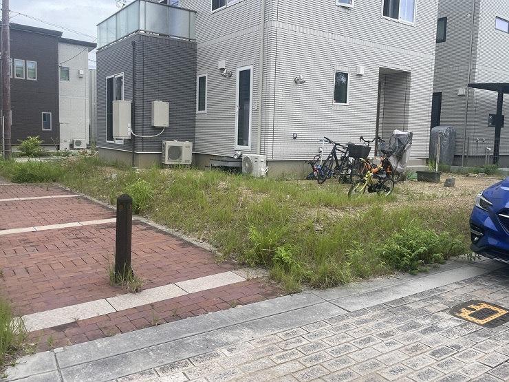 大阪箕面のシンプルなエクステリア施工前の様子です。フェンスやガレージを施工する前は雑草の生えた状態でした