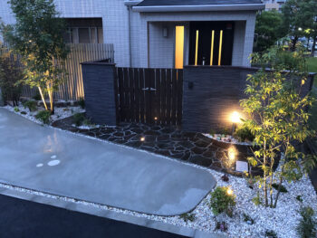 大阪府茨木市・植栽と変化に富んだブロックでみせるクローズド外構