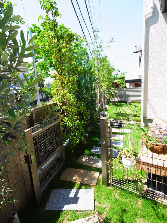 芝生の庭に向かう通路