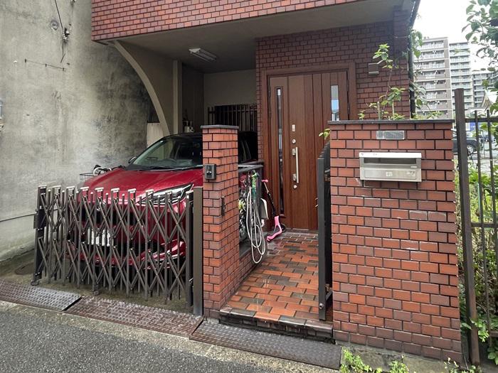 大阪市内都会の玄関まわりリフォーム施工前の門まわりの様子です建物と合わせたタイルでの仕上げになっています。土間やガレージアプローチ門袖もすべて新しくします