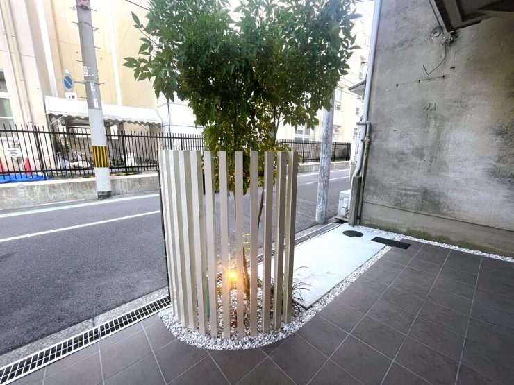 玄関ドアの前から道路をむいた都会の外構リフォームお庭は取れなくても季節感を感じるシンボルツリーがおしゃれな狭小エントランス