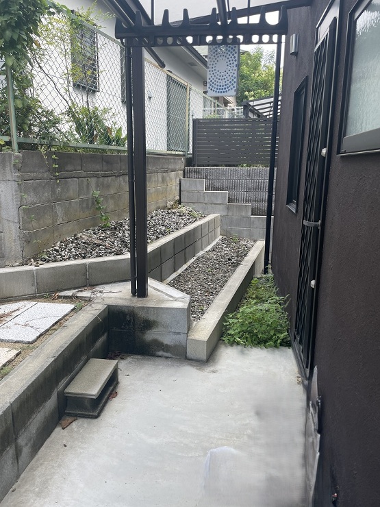 大阪高槻でのお庭のリフォームです隣地との境界部分新築時は花壇にもなるような段差にしていましたがこちらを平らにして家庭用のサウナを設置したいとのご希望がありました
