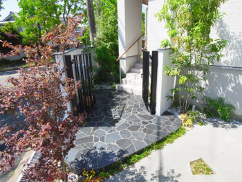 吹田市・ゆったりガレージと庭木が映えるガーデン・角地の外構デザイン