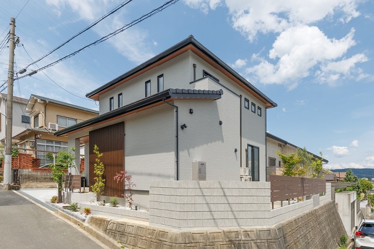 坂の住宅地前面道路は勾配の強い道路で角地なので二方面が擁壁という敷地です。ブロックと高く囲いすぎないフェンスで明るく見通しのよい外柵です