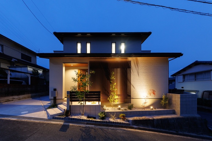 高槻の住宅地急こう配の坂の上のエクステリアです。夜もライティングが美しくおしゃれなエントランスになっています