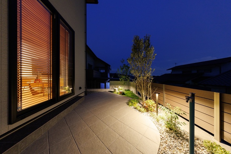 昼間と印象が違う落ち着いた雰囲気です。ゆっくり家族で過ごすことをイメージした広いタイルデッキのお庭です